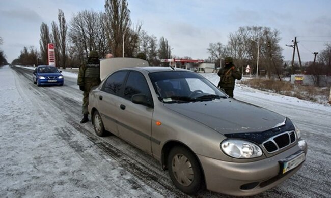 Мужчины угрожали ножом таксисту и требовали отнести  к боевикам