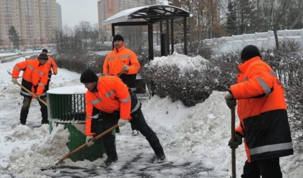 Російські комунальники показали майстер-клас з прибирання снігу