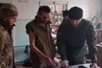 Кадыровцы в очередном ролике из Мариуполя выдали бездомного за украинского разведчика: "Постоянно бухой"