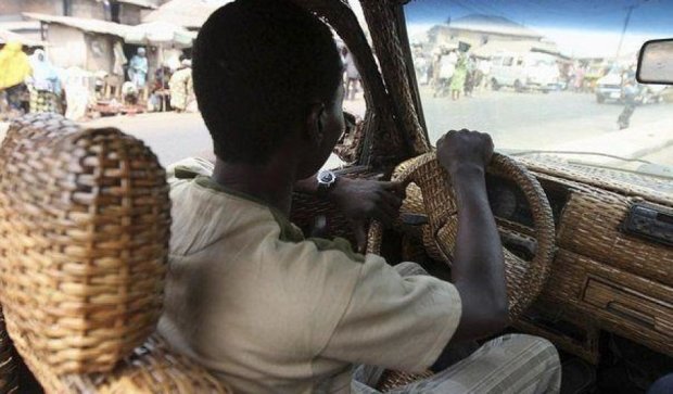 Нигериец смастерил плетеное авто