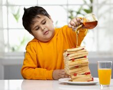 Ожирение у детей: родителям объяснили, откуда начинается проблема