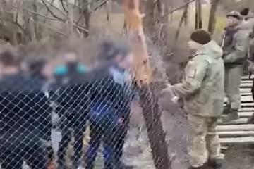 Пограничники закрыли контрабандистов в вольере: не успели переправиться через реку