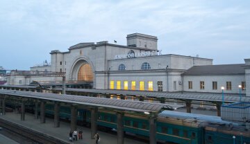 В Днепре голая женщина "приняла душ" прямо на вокзале: пассажиры забыли, куда едут, - кадры дичи 18+