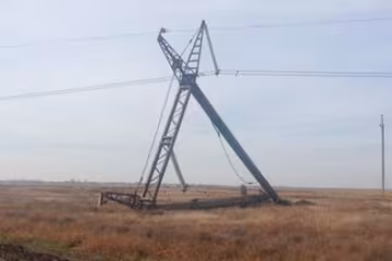 Знову на Херсонщині підірвали опори, які забезпечують електрикою Крим (фото)