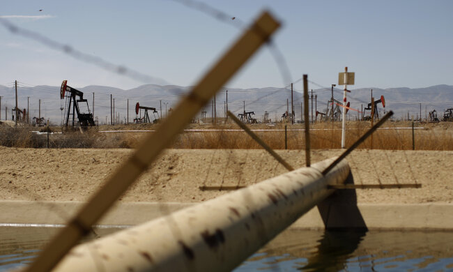 Добыча нефти, топливо, бензин \\ фото Getty Images