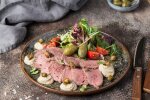 Удивите всех в новогоднюю ночь: быстрый рецепт невероятной закуски "Вителло тоннато"