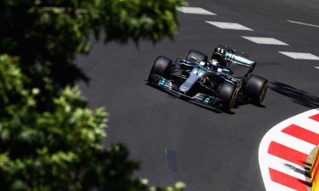 Формула-1: Пилот Mercedes стал лучшим на третьей практике Гран-при Азербайджана
