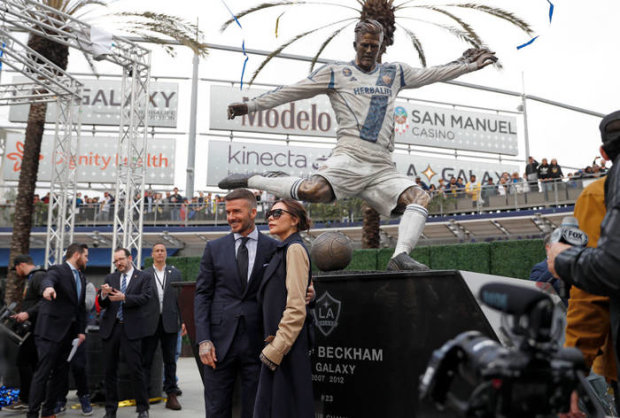 В США открыли памятник Бекхэму: скульптор явно "перестарался"