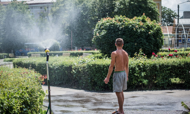 Львів'ян змушують "моржувати" у розпал літа: кого скупають під крижаним душем, - список адрес