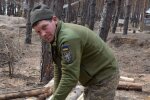Заготовка материала для обустройства позиций, фото: АрміяInform"