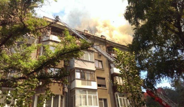 В центрі Харкова палає будівля (відео)