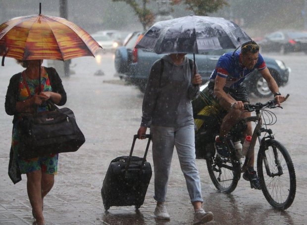 Погода у Львові 6 серпня: стихія схопить українців мокрими лапами, не допоможуть навіть парасольки