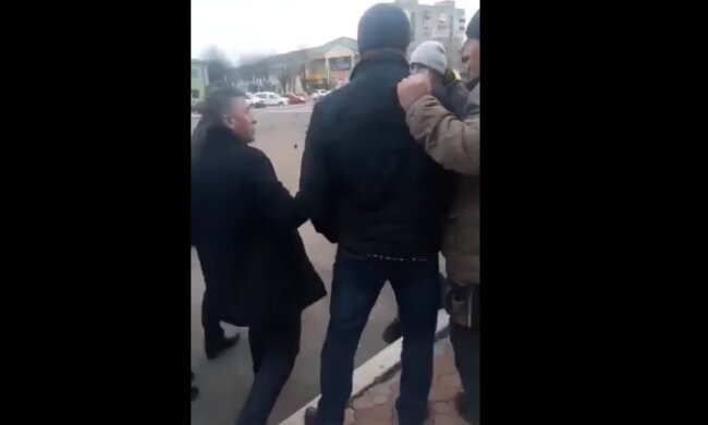 Хмельницький депутат Лабазюк влаштував бійку з виборцями: "Бики, заваліть ї*ало!"