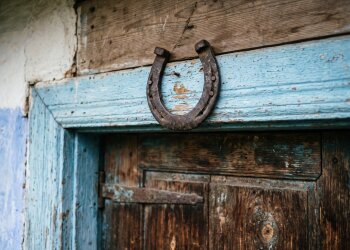 підкова оберіг над дверима українська хата