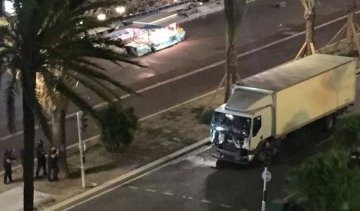 Вантажівка протаранила натовп людей у Ніцці