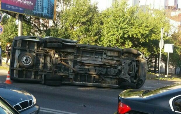 "Копы взлетели в воздух": Львов приходит в себя после жуткой аварии, фатальный момент попал на видео