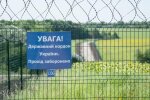 Прикордонник перевіряє документи