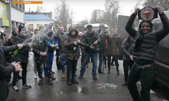 Украинский негр нокаутировал россиянина (видео)
