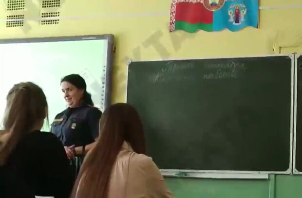 У Білорусі міліція їздить по школах, скріншот з відео