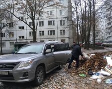 В Харькове наглый мажор устроил помойку во дворе и набросился с кулаками на девушку: "Не сунь жало!"