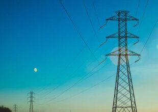 Відключення світла в Україні: енергетики за роботою