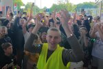 Пьотр Ханке (Łatwogang) на велосипеді під час благодійного марафону через Польщу