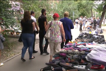 У Запоріжжі розігнали вуличних торгашів, тепер сало тільки в супермаркеті