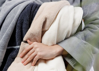 Помилка, яку роблять усі господині: чому не можна прати рушники для ванни з кухонними