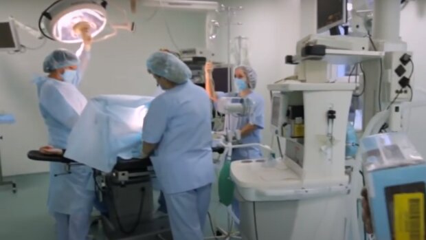 Тернопільські хірурги провели унікальну операцію - видалили пухлину без єдиного розрізу