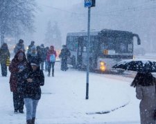 Потужний вітер знеструмить українські міста і паралізує рух транспорту