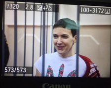 Савченко схудла і відростила волосся