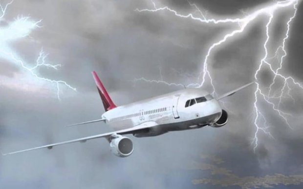 Самолет с российскими туристами столкнулся в небе с молнией