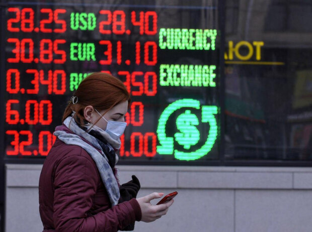 Курс валют на 12 декабря: гривня поскользнулась на гололеде, доллар и евро воспользовались моментом