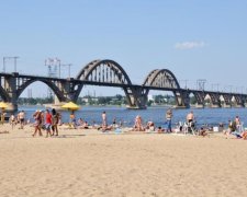 Копи врятували підлітків-невдах з середини Дніпра