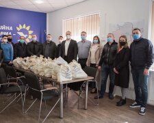 Поздравили с Пасхой ветеранов и медиков - ОПЗЖ передала 10 тысяч масок и 500 продуктовых наборов