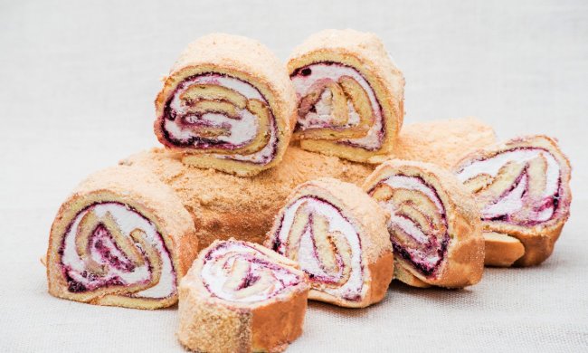 Ідеально до чаю: бісквітний рулет з варенням за 20 хвилин