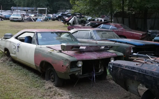 Затерянный рай маслкаров: нашли погребение легендарных Dodge и Plymouth, гниющих под открытым небом