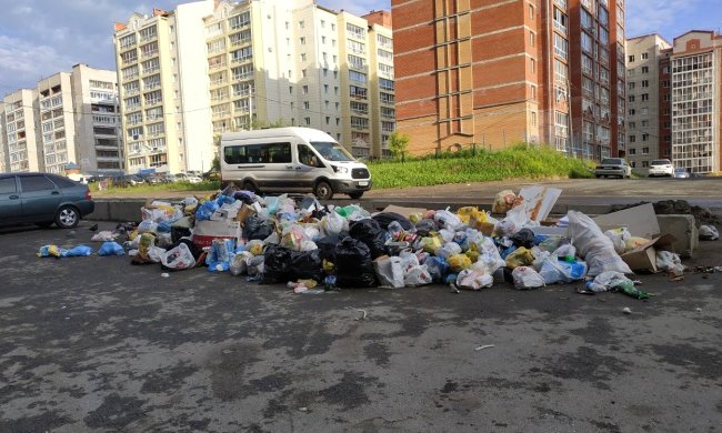 У Києві сміття летить просто з вікон: містяни киплять, "Зловлю бидло і нагодую"