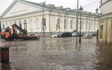 Заплыв дорогами Москвы: в сети показали кару небесную