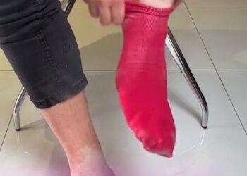 Лайфхак, чтобы  не потели ноги, скриншот: TikTok