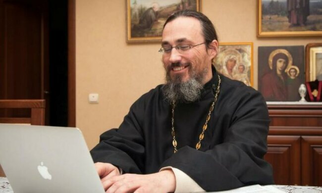 Поп высасывает из украинцев деньги киберкадилом