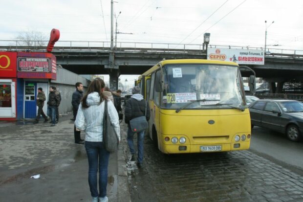В Киеве автобус со "слепым" водителем протаранил маршрутку, набитую людьми, - первые кадры