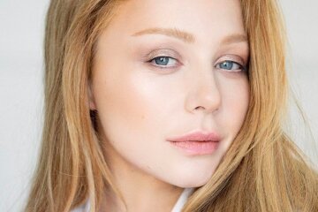 Игривая Кароль засветила идеальные ягодицы в коротеньком мини: "Цветок посреди пустыни"