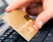 З карток Приватбанку масово зникають гроші, люди в паніці