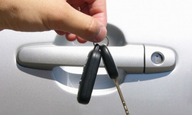 Многодетная семья из Полтавы вернула мэру подаренный автомобиль