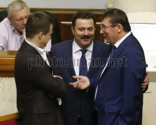 Андрей Деркач (в центре) и Юрий Луценко (справа) в сессионном зале Верховной Рады, 2016 год
