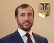 Радикала засікли на яхті в компанії з напівголими дівчатами: фото