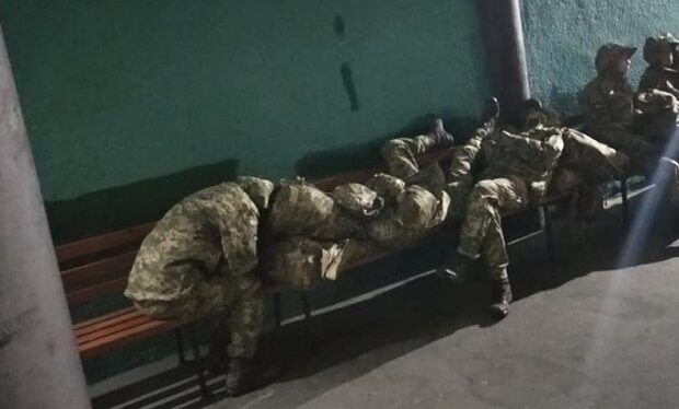 В Черкассах призывников заставили спать прямо на вокзале: незапланированная "подготовка"