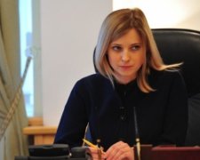 Як Поклонська з дельфінами стрес знімала (відео)