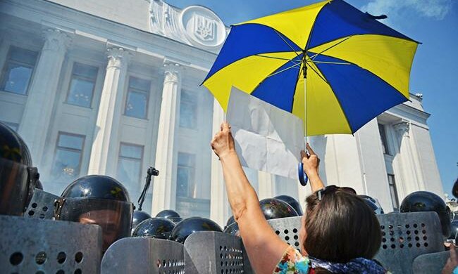 Ждут Зеленского: Верховную Раду окружила толпа киевлян, что известно